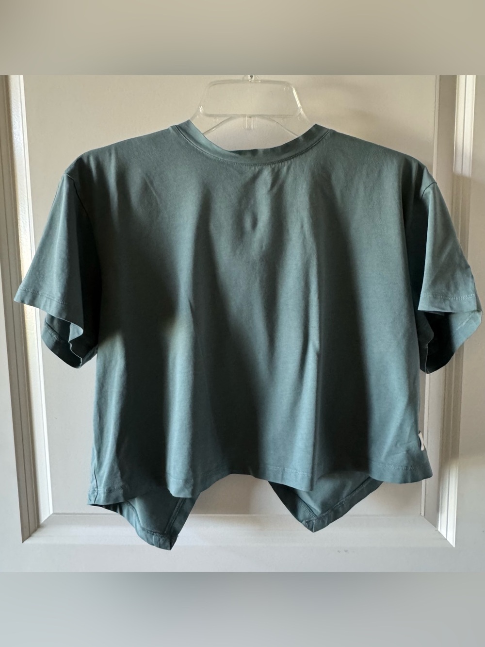 VUORI SHORT SLEEVE
FEATHER CROSS BACK TOP